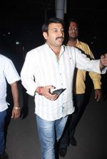 Manoj Tiwari snapped at airport in Mumbai on 8th April 2015 (8)_55265e556c9ea.JPG