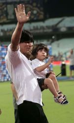 Shahrukh Khan with Abram post KKR victory in Kolkatta on 8th April 2015 (17)_55265dfe65260.jpg