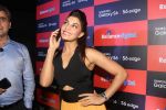 Jacqueline Fernandez unveils the new Samsung S6 in Mumbai on 10th April 2015 (43)_5528f91ecfd55.JPG