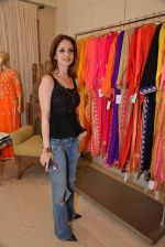 Suzanne Khan at Abu Sandeep Spring Summer collection launch in kemps Corner, Mumbai on 10th April 2015 (21)_5528ff686f3c1.JPG