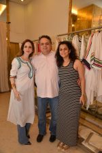 Suzanne Khan at Abu Sandeep Spring Summer collection launch in kemps Corner, Mumbai on 10th April 2015 (34)_5528ff6d19208.JPG