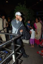 Aamir Khan leaves for disneyland in Mumbai Airport on 11th April 2015 (20)_552a683991e92.JPG
