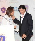 Shah Rukh Khan during the launch of Mahagun_s luxurious properties The M Collection in New Delhi on April 11, 2015 (18)_552b90e087a3b.JPG