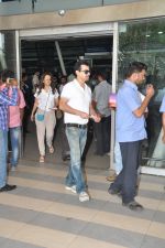 Sanjay Kapoor depart to Goa for Planet Hollywood Launch in Mumbai Airport on 14th April 2015 (124)_552e4e704959e.JPG