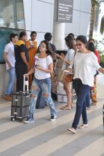 Surily Goel depart to Goa for Planet Hollywood Launch in Mumbai Airport on 14th April 2015 (49)_552e4ecf763df.JPG