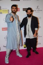 Arjun Kapoor at Grazia young fashion awards red carpet in Leela Hotel on 15th April 2015 (2421)_552ff711e0602.JPG