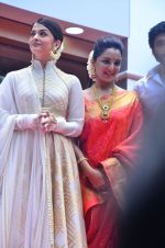 Aishwarya Rai Bachchan at Kalyan Jewellers Showroom in Chennai on 18th April 2015 (107)_55365b72743fb.jpg