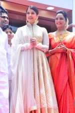 Aishwarya Rai Bachchan at Kalyan Jewellers Showroom in Chennai on 18th April 2015 (115)_55365b82891f2.jpg