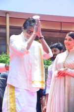 Amitabh Bachchan, Aishwarya Rai Bachchan at Kalyan Jewellers Showroom in Chennai on 18th April 2015 (107)_55365c5864a8c.jpg
