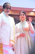 Amitabh Bachchan, Aishwarya Rai Bachchan at Kalyan Jewellers Showroom in Chennai on 18th April 2015 (137)_55365c739dd58.jpg