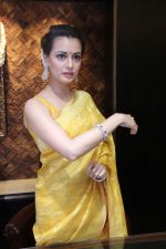 Dia Mirza at Jewellery Shop in Delhi on 21st April 2015 (9)_55372ef10e53f.jpg