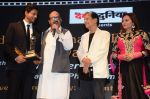 Shahrukh Khan at Dadasaheb Phalke Film Foundation Award in Bhaidas Hall on 21st April 2015 (102)_5537b1e92355c.JPG