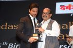 Shahrukh Khan at Dadasaheb Phalke Film Foundation Award in Bhaidas Hall on 21st April 2015 (109)_5537b1ef91c51.JPG