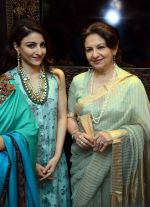 Soha Ali Khan & Sharmila Tagore at the launch of  Sunar jewellery shop Karol Bagh in New Delhi on 22nd April 2015 (9)_5537b45b1c4fc.jpg