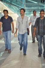 Rajkumar Hirani snapped at airport with Jerry Pinto_s Helen book and candy bag on 23rd April 2015 (4)_553a0b9131947.JPG