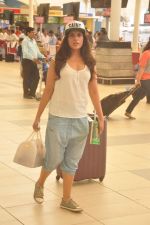 Richa Chadda snapped at airport with Jerry Pinto_s Helen book and candy bag on 23rd April 2015 (11)_553a0bb13c49a.JPG