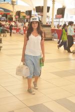 Richa Chadda snapped at airport with Jerry Pinto_s Helen book and candy bag on 23rd April 2015 (12)_553a0bb430fb8.JPG