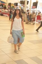 Richa Chadda snapped at airport with Jerry Pinto_s Helen book and candy bag on 23rd April 2015 (14)_553a0bb637c6f.JPG