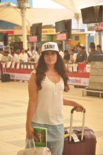 Richa Chadda snapped at airport with Jerry Pinto_s Helen book and candy bag on 23rd April 2015 (4)_553a0ba94838e.JPG