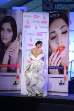 Sonam Kapoor with l_oreal Paris unveil Matte or Gloss as the beauty trend for Cannes 2015 on 25th april 2015 (43)_553c90b985062.JPG