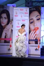 Sonam Kapoor with l_oreal Paris unveil Matte or Gloss as the beauty trend for Cannes 2015 on 25th april 2015 (59)_553c9305326a3.JPG