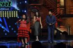Anushka Sharma, Ranbir Kapoor on the sets of India_s Got Talent in Filmcity, Mumbai on 28th April 2015 (6)_554083c333a84.JPG