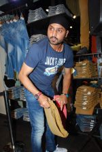 Harbhajan Singh at Mumbai Indians team visit Vero Moda store on 29th April 2015 (54)_554217a7d3bc8.JPG