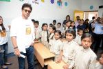 Irrfan Khan snapped at Delhi school on 30th April 2015 (28)_55436fbb869d3.jpg