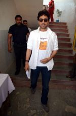 Irrfan Khan snapped at Delhi school on 30th April 2015 (35)_5543700533955.jpg