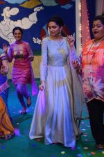 Deepika Padukone on the sets of Taarak Mehta Ka Ooltah Chashmah on 1st May 2015 (64)_5544ca381bc30.JPG