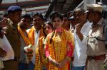 Sunny leone visits Siddhivinayak Temple on 1st May 2015 (48)_5544c62116e64.JPG