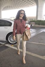 Kangana Ranaut snapped as she leaves for Delhi for the National Award ceremony on 2nd May 2015 (11)_554603c3942dd.JPG