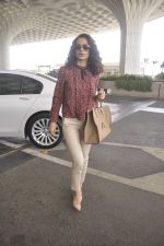 Kangana Ranaut snapped as she leaves for Delhi for the National Award ceremony on 2nd May 2015 (13)_554603c6e1d7c.JPG