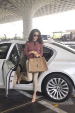Kangana Ranaut snapped as she leaves for Delhi for the National Award ceremony on 2nd May 2015 (2)_554603b63e50f.JPG