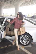 Kangana Ranaut snapped as she leaves for Delhi for the National Award ceremony on 2nd May 2015 (4)_554603b8b17eb.JPG