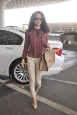 Kangana Ranaut snapped as she leaves for Delhi for the National Award ceremony on 2nd May 2015 (9)_554603c02ecf7.JPG