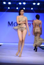 Model walk the ramp for Modart fashion show and Lingerie show on 5th may 2015 (31)_5549fc0ee4051.JPG