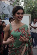 Deepika Padukone on the sets of DID Super Moms in Famous on 12th May 2015 (15)_5553231272437.JPG