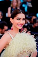 Sonam Kapoor on the Red Carpet  on Day 6 at Cannes (1)_555b0db605ca0.jpg