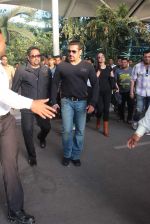 Salman Khan snapped at airport in Mumbai on 19th May 2015 (17)_555c28f05c328.JPG