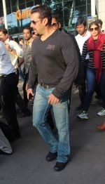 Salman Khan snapped at airport in Mumbai on 19th May 2015 (20)_555c28f2d4418.JPG