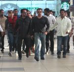 Salman Khan snapped at airport in Mumbai on 19th May 2015 (6)_555c28e73eaa1.JPG