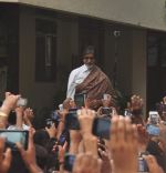 Amitabh Bachchan snapped at his home as he greeted hundreds of fans in Mumbai on 24th May 2015 (2)_5562f4c408747.JPG