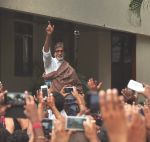 Amitabh Bachchan snapped at his home as he greeted hundreds of fans in Mumbai on 24th May 2015 (5)_5562f4c6c2267.JPG