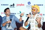 Farhan Akhtar, Ranveer Singh at Dil Dhadakne Do press meet in Kolkatta on 24th May 2015 (7)_5562f092e74fa.jpg