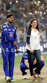 Nita Ambani cheering Mumbai Indians on 24th May 2015 (4)_5562efc6b26cf.jpg