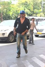 Sushant Singh Rajput snapped at airport  on 24th May 2015 (15)_5562f4903681d.JPG
