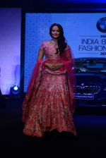 Sonakshi Sinha walks for bmw india bridal week preview in delhi on 28th May 2015 (21)_55684a3597f24.JPG