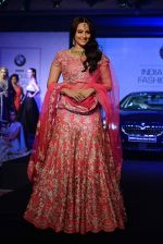 Sonakshi Sinha walks for bmw india bridal week preview in delhi on 28th May 2015 (37)_55684a445a119.JPG
