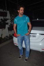 Hrithik Roshan snapped at Sunny Super Sound in Mumbai on 29th May 2015 (11)_5569a4442e000.JPG